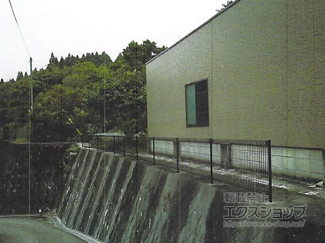 熊本県玉名郡南関町のLIXIL(リクシル)のフェンス・柵・塀 ハイグリッドフェンスN1型 間仕切り柱タイプ 施工例