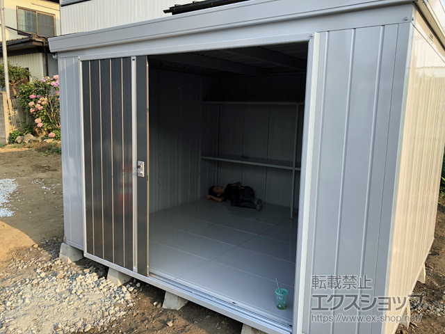 青森県三沢市のの物置・屋外倉庫 ネクスタ 多雪地型 3050×2630×2075 *屋根傾斜変更 Bタイプ（側面流れ） NXN-80SB-PG 施工例