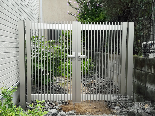 京都府木津川市のの門扉 【特注】シンプレオ門扉T1型 縦格子 両開き 門柱仕様 施工例