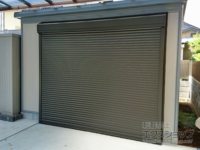 埼玉県さいたま市のLIXIL リクシル（トステム）のガレージシャッター ガレージシャッタークワトロ 電動式 外部付タイプ 施工例