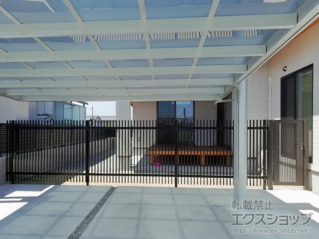 香川県三豊市ののフェンス・柵 縦格子フェンス アルミ色 FT50HC 自由柱 施工例