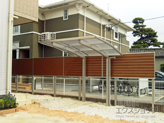 愛知県碧南市ののフェンス・柵 ルシアスフェンスF02型 横目隠し 木調カラー 2段支柱 自立建て用(パネル1段) 施工例