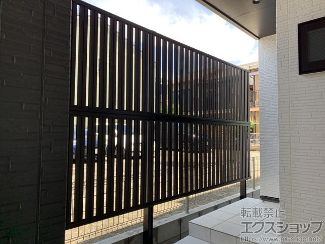 愛知県名古屋市ののフェンス・柵 ルシアスフェンスF03型 たて半目隠し 複合カラー 2段支柱 自立建て用 施工例