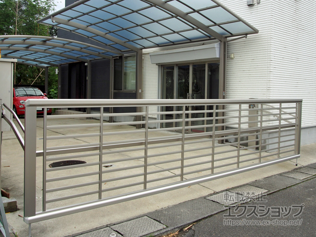 大分県中津市ののカーゲート ルシアスアップゲートワイド 3型 横太格子 手動式 施工例