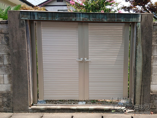 栃木県佐野市のの門扉 シンプレオ門扉5型 横目隠し 両開き 高尺タイプ 門柱使用 施工例