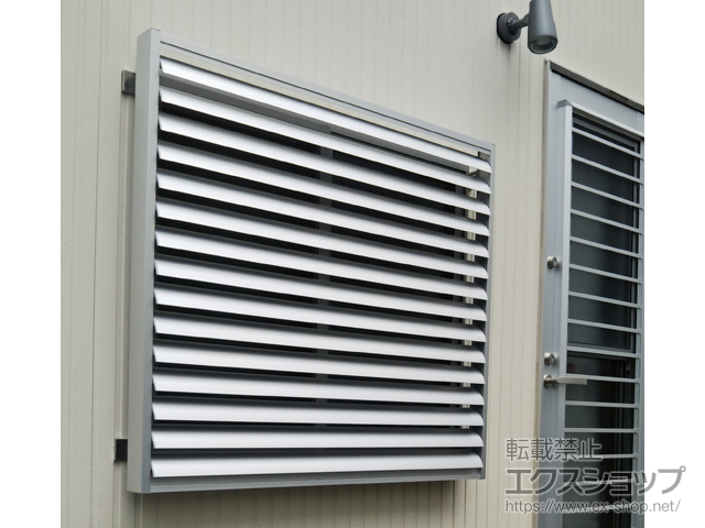 茨城県守谷市のLIXIL リクシル（トステム）の面格子・窓格子 【特注】目隠し可動ルーバー 引違い窓用 施工例