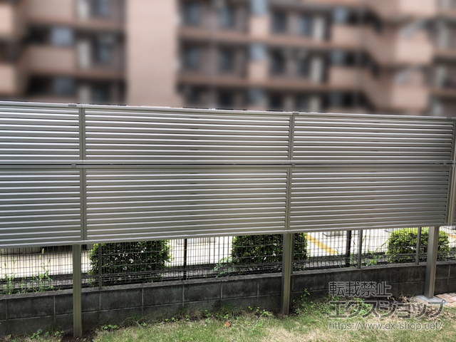 東京都八王子市ののフェンス・柵 シンプレオフェンス13型 目隠しルーバー 2段支柱 自立建て用 (パネル2段) 施工例