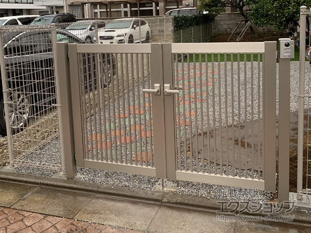 のの門扉 シンプレオ門扉10型 たて粗格子 両開き 門柱使用 施工例