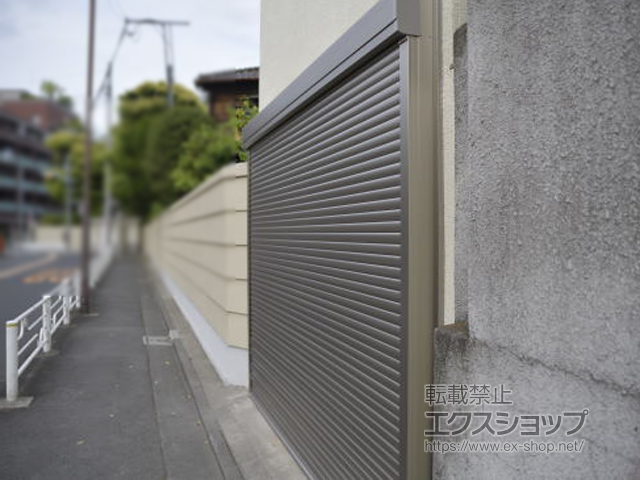 東京都台東区のLIXIL リクシル（トステム）のガレージシャッター ガレージシャッタークワトロ 電動式 外部付タイプ 施工例