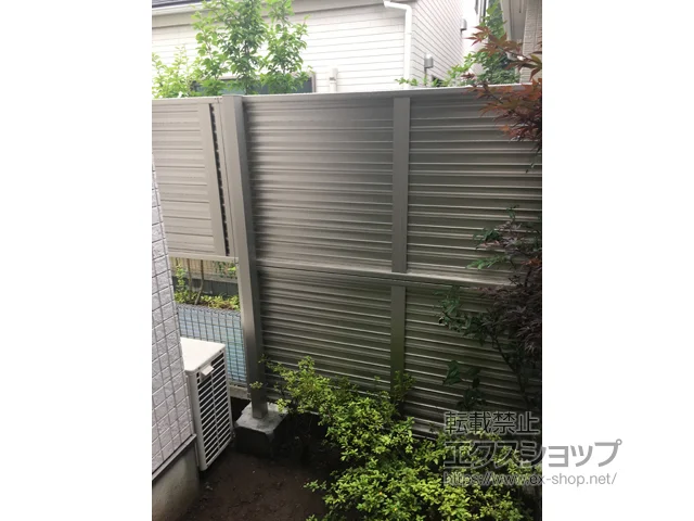 東京都杉並区のValue Selectのフェンス・柵・塀 ミエーネフェンス 目隠しルーバータイプ 2段支柱 自立建て用（パネル2段/1段） 施工例