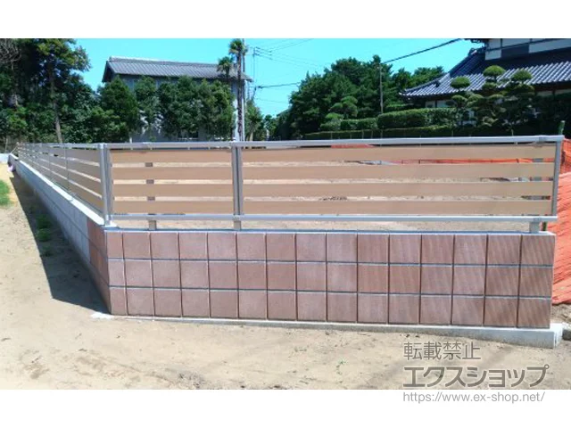 千葉県旭市のYKKAPのフェンス・柵・塀 ルシアスフェンスF04型 横板 木目カラー 自由柱施工 施工例
