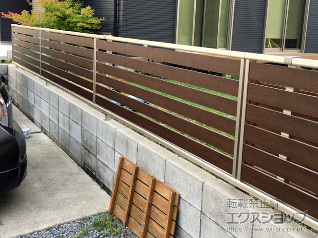 滋賀県東近江市ののフェンス・柵 ルシアスフェンスF04型 横板 木目カラー 自由柱施工 施工例