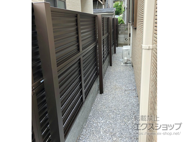 神奈川県横浜市ののフェンス・柵 ミエーネフェンス 目隠しルーバータイプ 2段支柱 自立建て用（パネル2段） 施工例