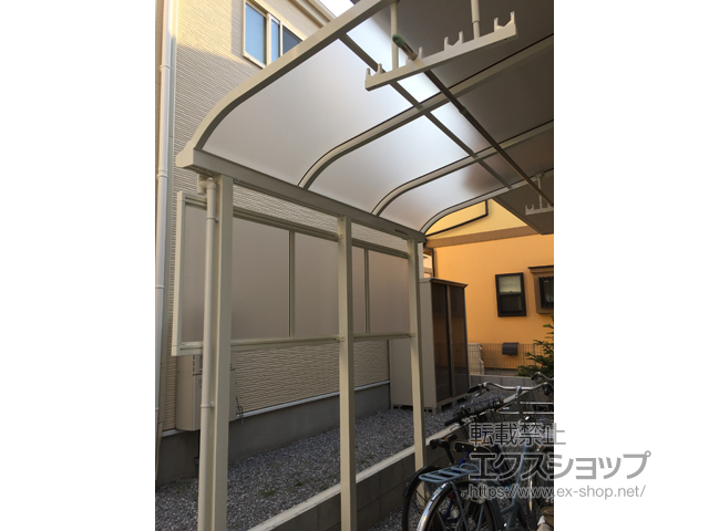 東京都葛飾区ののテラス屋根 ソラリア R型 テラスタイプ 単体 積雪〜20cm対応＋ソラリア 吊り下げ式固定物干し 標準/ロング 2本入り×1セット 施工例