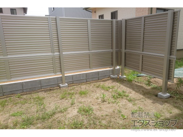 新潟県長岡市ののフェンス・柵 ミエーネフェンス 目隠しルーバータイプ 2段支柱 自立建て用(パネル2段) 施工例