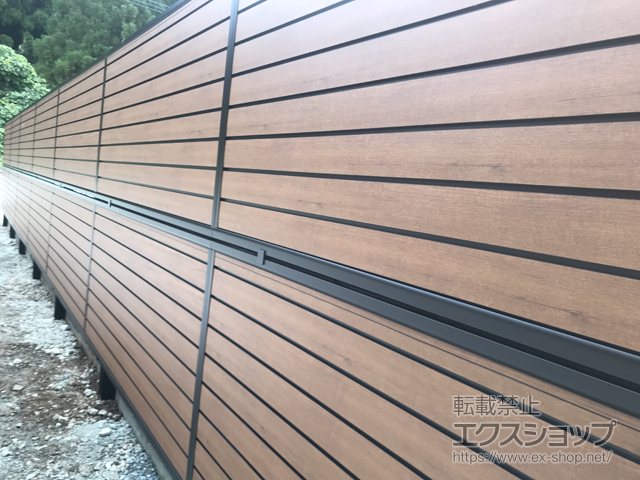 熊本県山鹿市ののフェンス・柵 モクアルフェンス 目隠しタイプ 2段支柱 自立建て用（パネル2段） 施工例