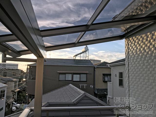 大阪府大阪市のLIXIL リクシル（トステム）のバルコニー・ベランダ屋根 パワーアルファ F型 屋根タイプ 単体 積雪〜30cm対応 施工例