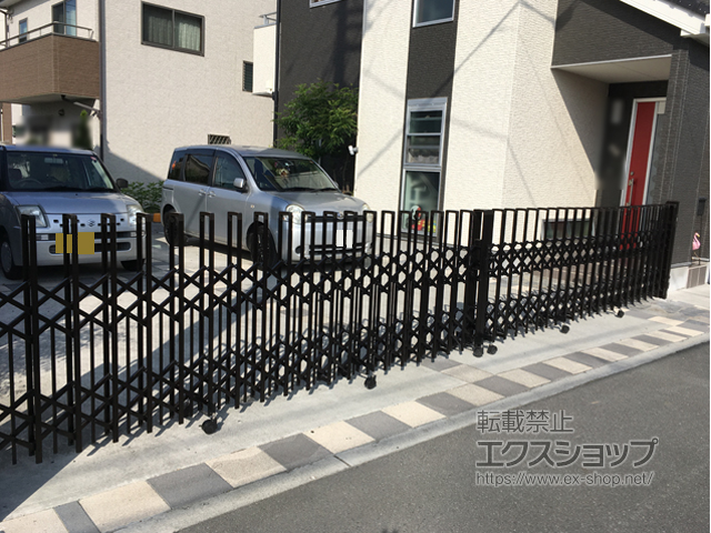 静岡県富士市ののカーゲート トリップゲート ペットガード型 ノンレール 両開き 80W(40S+40M) 施工例