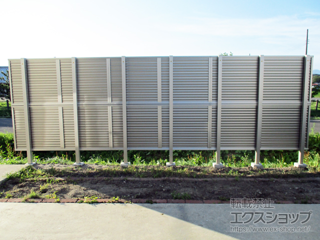秋田県能代市ののフェンス・柵 ミエーネフェンス 目隠しルーバータイプ 2段支柱 自立建て用*パネル2段 施工例