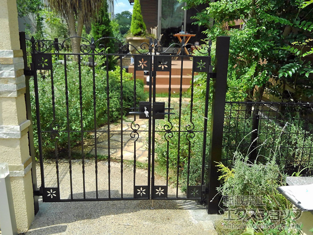 千葉県印西市のの門扉 トラディシオン門扉3型 両開き　門柱使用 施工例