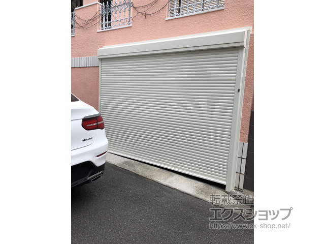 大阪府吹田市のLIXIL リクシル（トステム）のガレージシャッター ガレージシャッタークワトロ 電動式 外部付タイプ ※外部停電時開閉機構 施工例