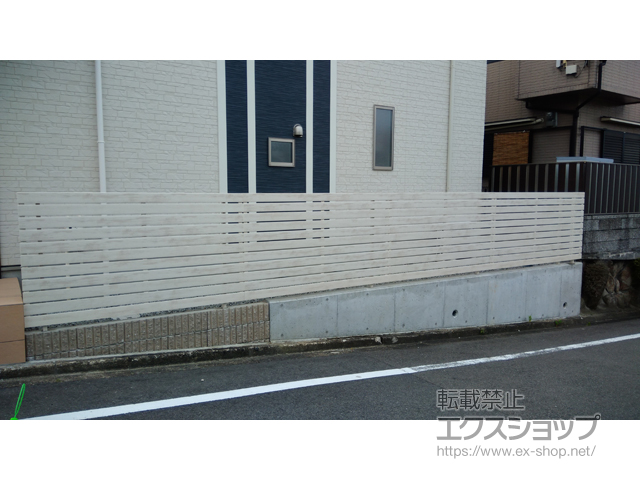 大阪府河内長野市ののフェンス・柵 フェンスAA YS3型 横スリット 板張り 木調カラー フリーポールタイプ 施工例