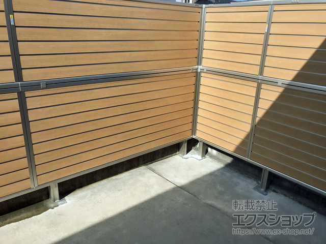 富山県富山市ののフェンス・柵 ルシアスフェンスF02型 横目隠し 木調カラー 2段支柱 自立建て用（パネル2段） 施工例