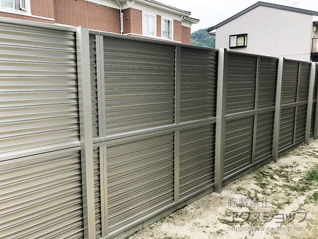 福岡県筑紫野市ののフェンス・柵 ミエーネフェンス 目隠しルーバータイプ 2段支柱 自立建て用 施工例