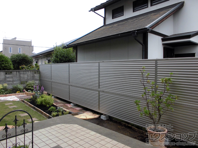 茨城県ひたちなか市ののフェンス・柵 ミエーネフェンス 目隠しルーバータイプ 2段支柱 自立建て用（パネル1段） 施工例