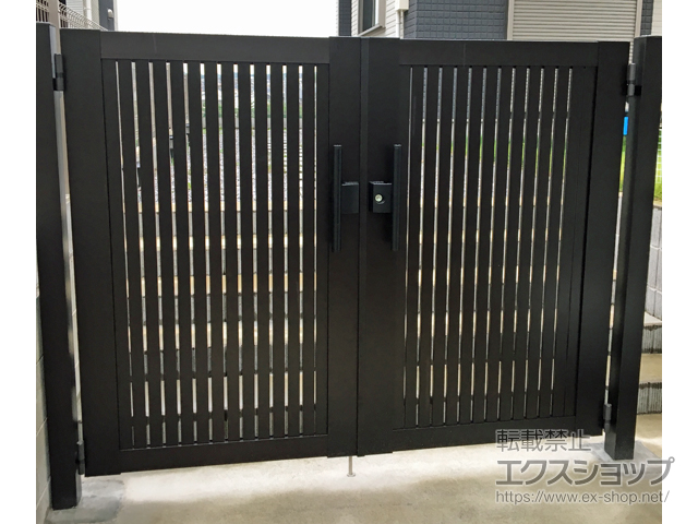 神奈川県伊勢原市のの門扉 シンプレオ門扉4型 縦太格子 両開き 門柱使用 施工例