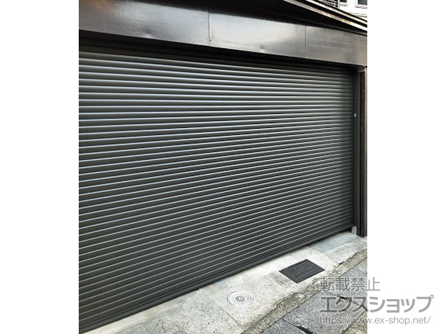 京都府宇治市のLIXIL リクシル（トステム）のガレージシャッター ガレージシャッタークワトロ 電動式 内部付タイプ ※外部停電時開閉機構 施工例