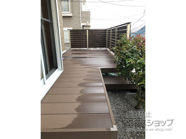 神奈川県横浜市ののウッドデッキ リウッドデッキ 200＋ルシアスデッキフェンスA01型＜横板格子タイプ＞＋ 独立式リウッドステップ2型×2セット 施工例