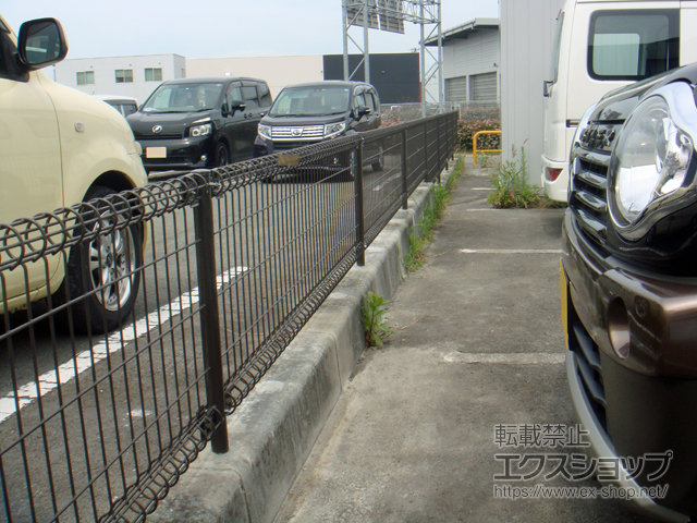 山形県天童市ののフェンス・柵 ハイグリッドフェンスN1型 間仕切り柱タイプ 施工例