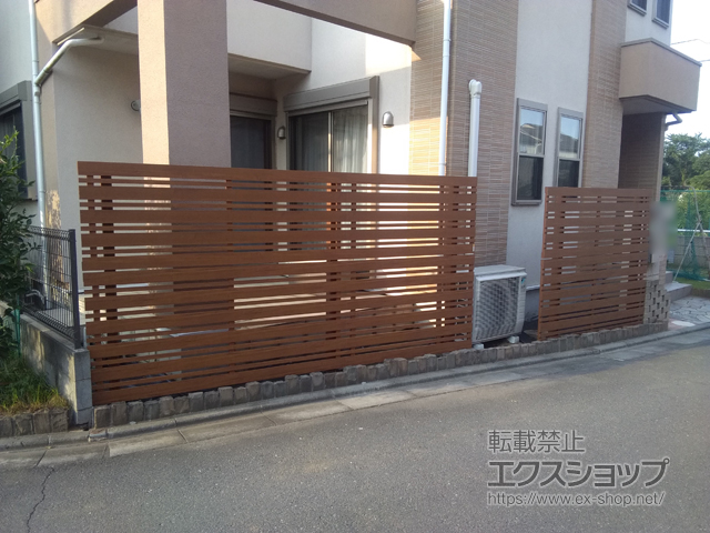 東京都調布市ののフェンス・柵 ルシアスフェンスH03型 横板+細横格子 木調カラー 2段支柱 自立建て用 施工例