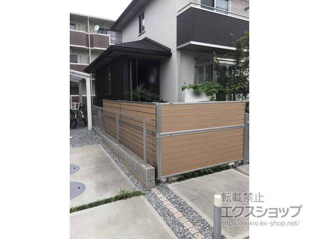 静岡県掛川市ののフェンス・柵 ルシアスフェンスF02型 横目隠し 木調カラー 2段支柱 自立建て用（パネル2段） 施工例