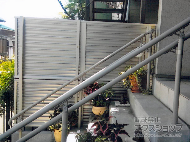 ののフェンス・柵 ミエーネフェンス目隠しルーバータイプ　ブロック建て用2段支柱　（パネル2段） 施工例