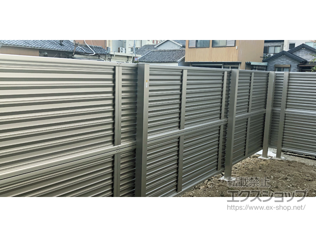 和歌山県有田郡湯浅町ののフェンス・柵 ミエーネフェンス 目隠しルーバータイプ 2段支柱 自立建て用（パネル2段） 施工例