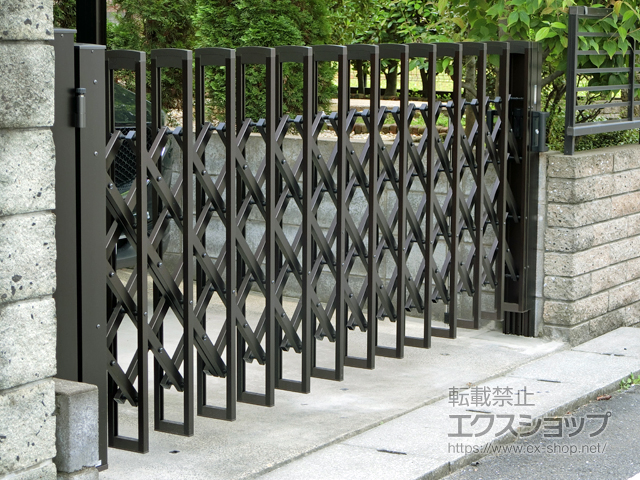 埼玉県坂戸市ののカーゲート エアリーナII ノンキャスター 片開き 30S 標準柱 施工例