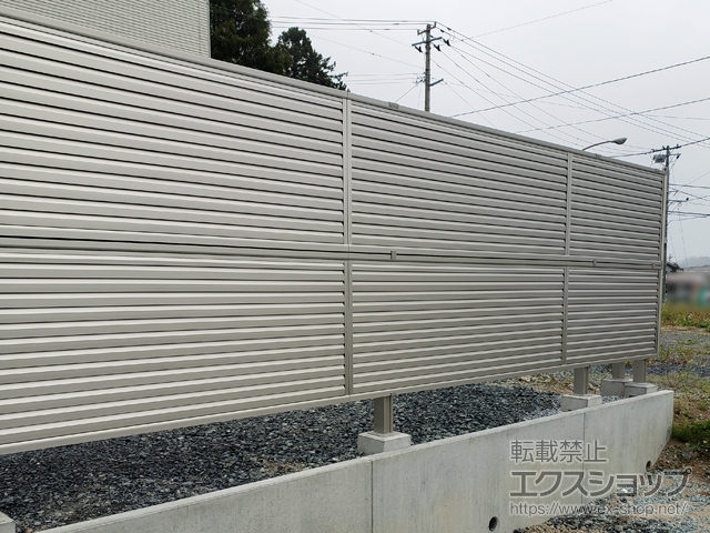 青森県八戸市ののフェンス・柵 ミエーネフェンス 目隠しルーバータイプ 2段支柱 自立建て用（パネル2段） 施工例