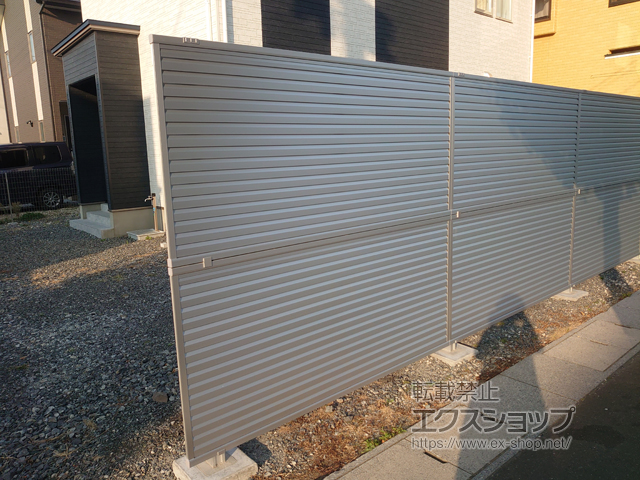 青森県八戸市ののフェンス・柵 ミエーネフェンス 目隠しルーバータイプ 2段支柱 自立建て用 施工例