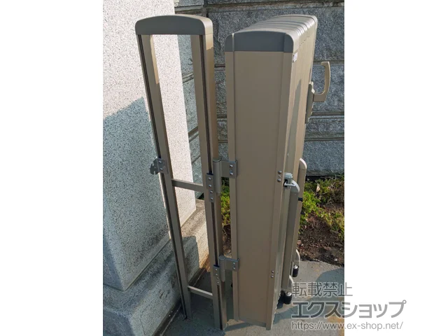 茨城県古河市のYKKAPのカーゲート レイオス2型 センターガイドレール 両開き 26-26W 施工例