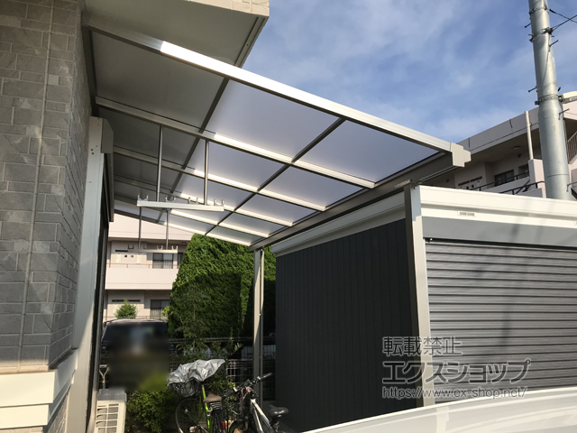 東京都練馬区ののテラス屋根 ソラリア F型 テラスタイプ 単体 積雪〜20cm対応＋ソラリア 吊り下げ式固定物干し 標準　2本入り×1セット 施工例