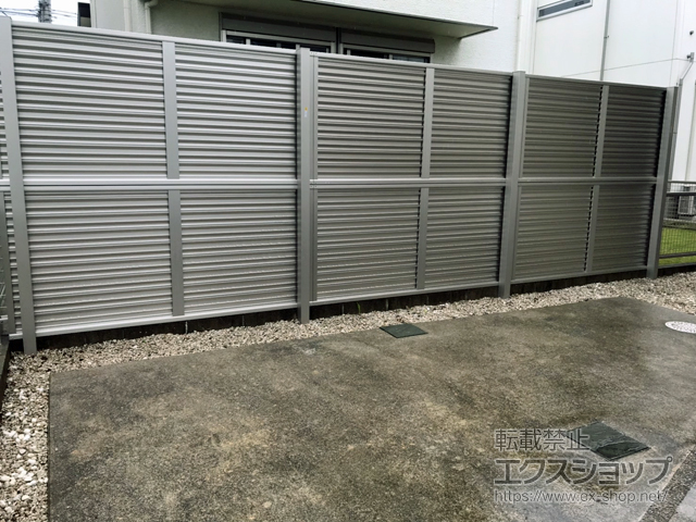 福岡県福津市ののフェンス・柵 ミエーネフェンス　目隠しルーバータイプ　2段支柱　自立建て用（パネル2段） 施工例