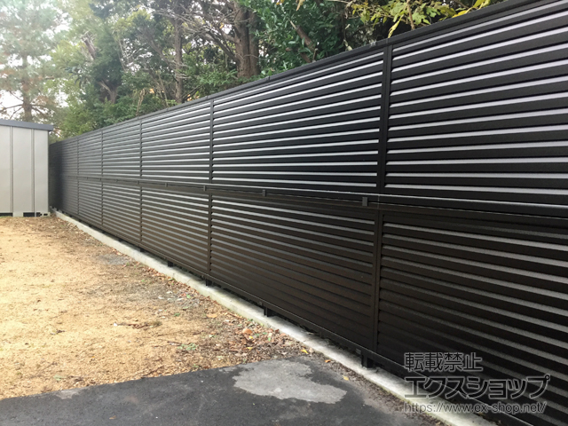 長野県安曇野市ののフェンス・柵 ミエーネフェンス 目隠しルーバータイプ 2段支柱 ブロック建て用 施工例