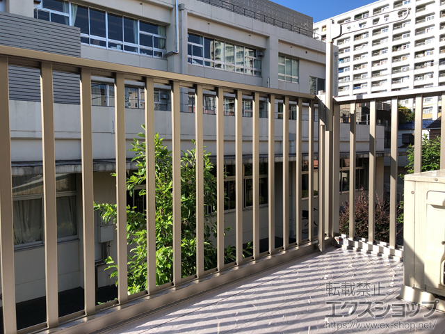 東京都江東区のLIXIL リクシル（トステム）のバルコニー ビューステージHスタイル 縦太格子 単体 屋根置き式 施工例