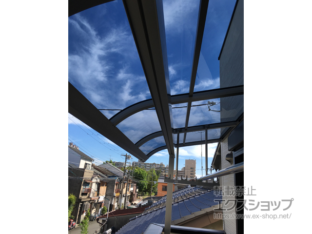 大阪府大阪市ののバルコニー・ベランダ屋根 ソラリア R型 屋根タイプ 単体 積雪〜20cm対応＋ソラリア 吊り下げ式固定物干し 標準 2本入り×1セット　 施工例