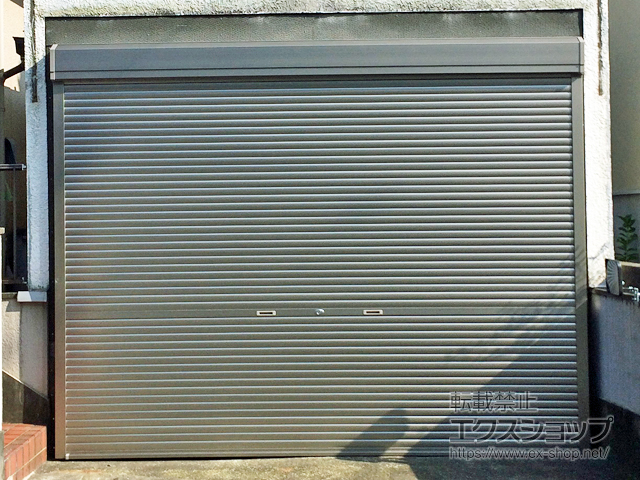東京都多摩市のLIXIL リクシル（トステム）のガレージシャッター ガレージシャッタークワトロ 手動式 外部付タイプ 施工例