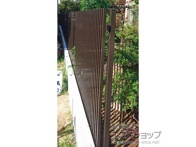 鳥取県境港市ののフェンス・柵 縦格子フェンス アルミ色 ET50HC 自由柱 施工例