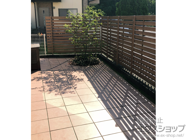 東京都国立市ののフェンス・柵 フェンスAA YS2型 横スリット 木調カラー　フリーポールタイプ 施工例