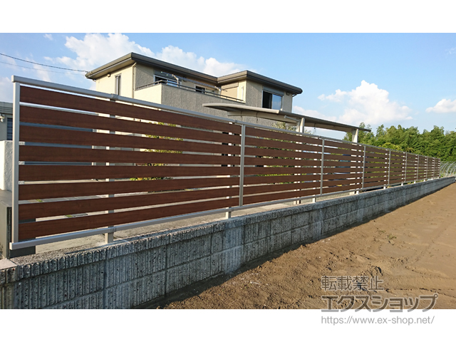 熊本県合志市ののフェンス・柵 ルシアスフェンスF04型　横板　木目カラー　自由柱タイプ 施工例
